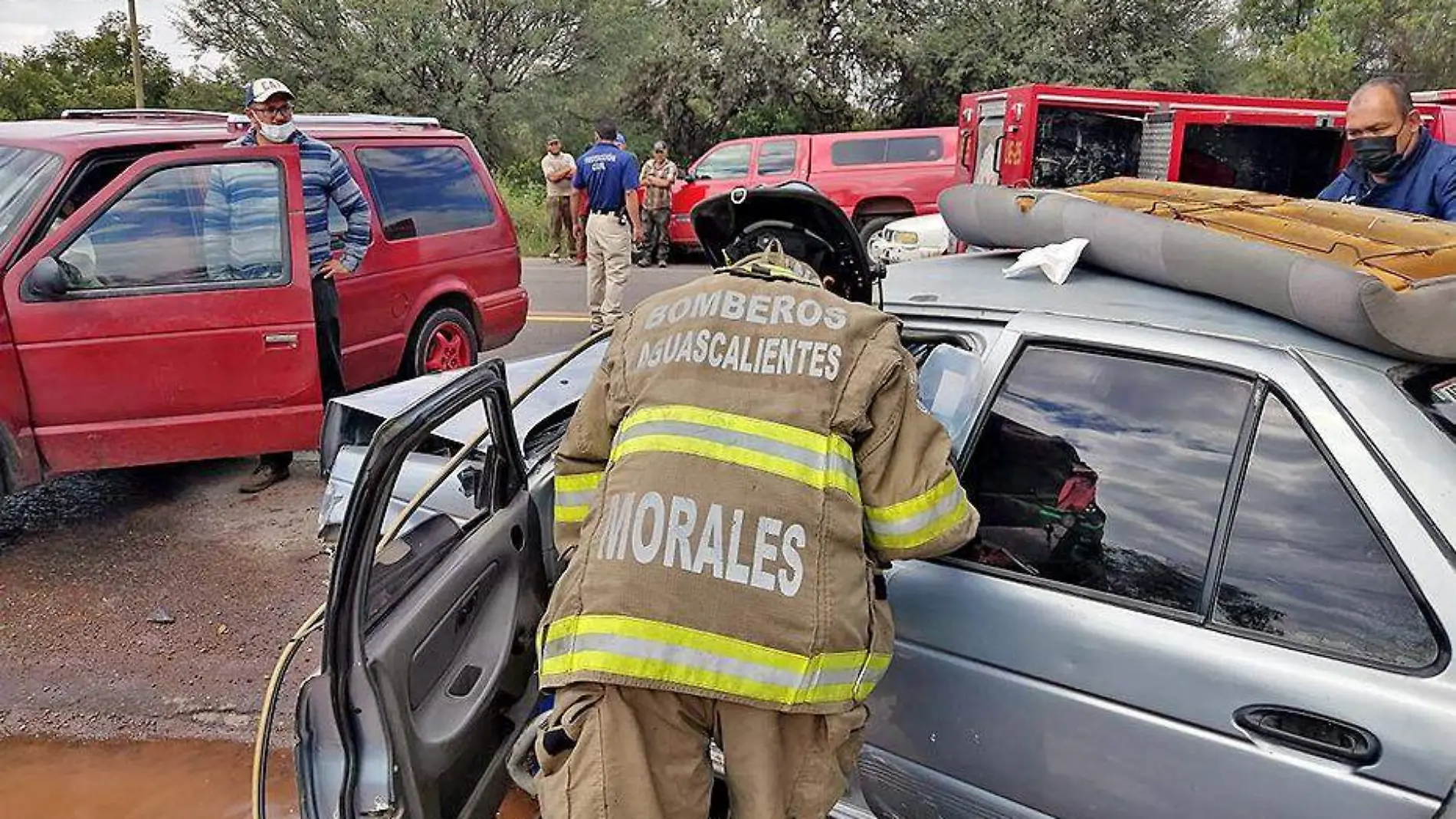 bomberos liberan a mujer